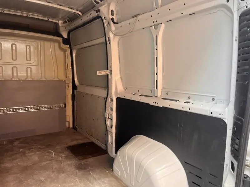 Vue intérieure du coffre arrière du Citroën Jumper blanc Icy, montrant la cloison pleine et les parois latérales.