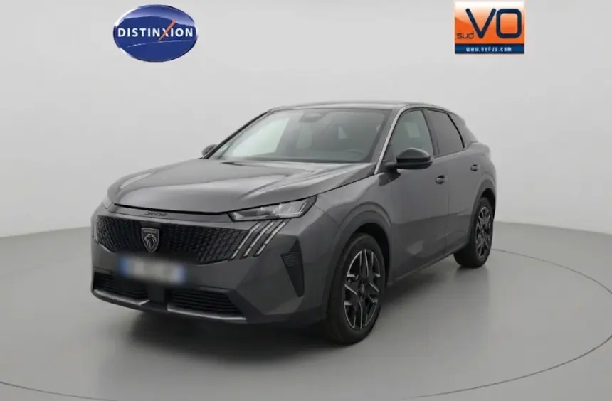 Peugeot 3008 Hybrid gris foncé en 3/4 avant droit, avec calandre noire et jantes alliage 19 pouces visibles.