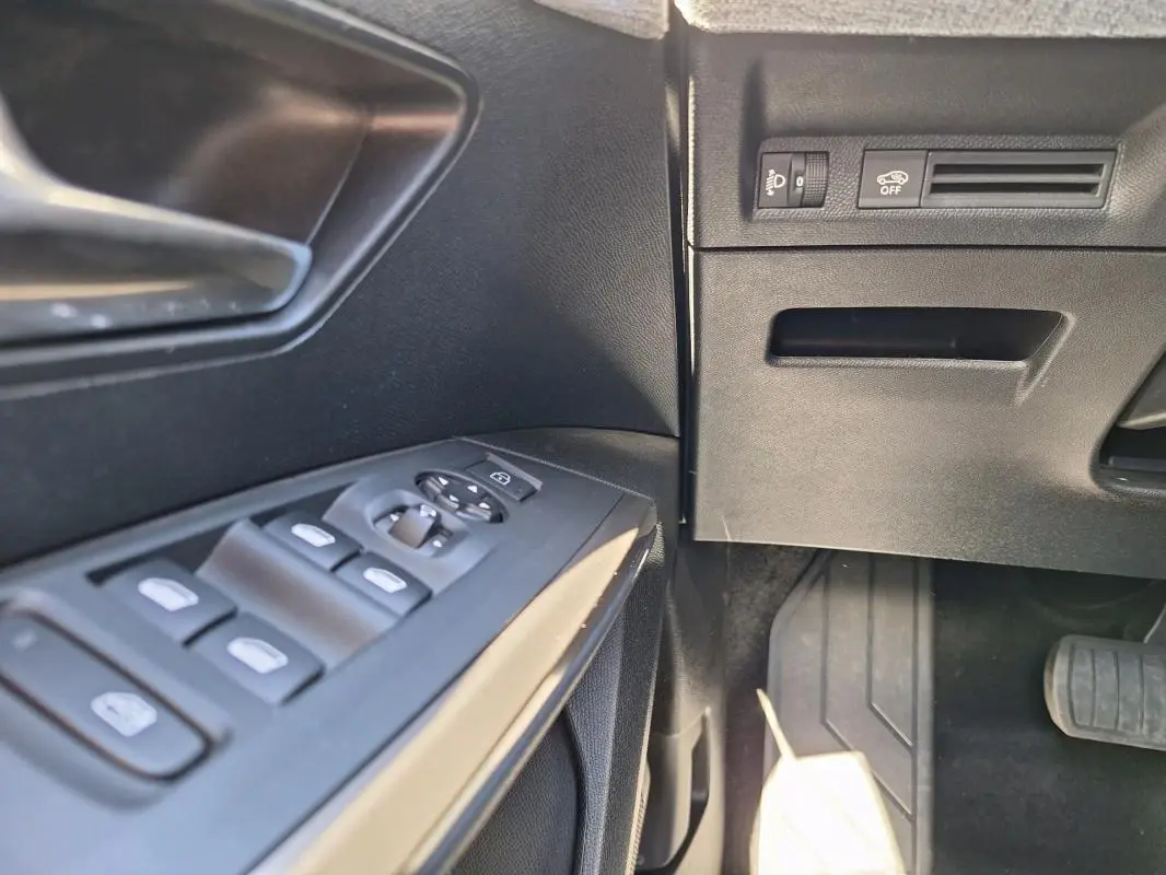 Vue intérieure côté gauche du Peugeot 3008 Hybrid 136 e-DCS6 Allure 2025, montrant les commandes des vitres et rétroviseurs.