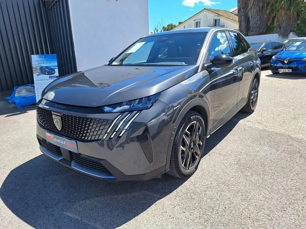 Peugeot 3008 Hybrid gris foncé vue 3/4 avant droit, avec jantes alliage 19 pouces et calandre noire distinctive.
