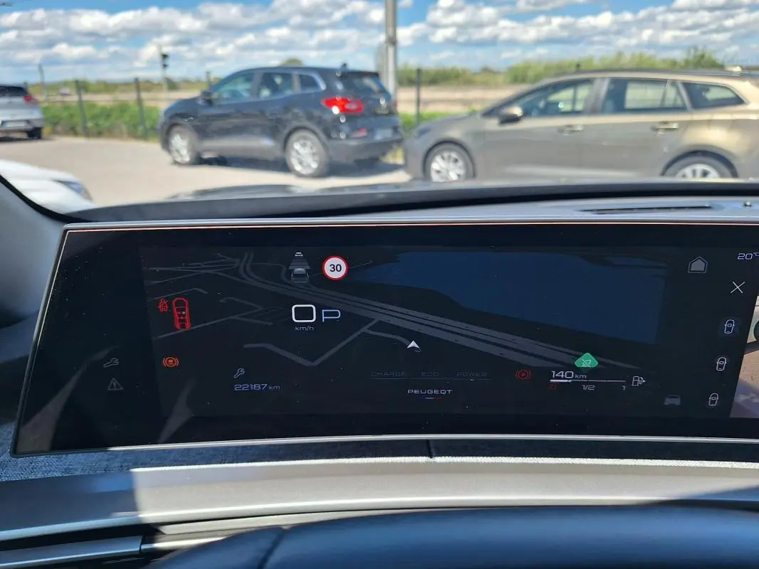 Vue intérieure du cockpit numérique du Peugeot 3008 gris foncé, affichage de navigation et informations de conduite.