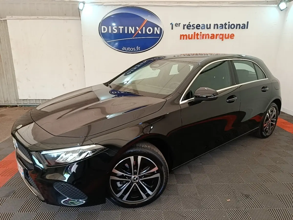 Mercedes Classe A 250 e Business Line noire vue en 3/4 avant droit, avec jantes alliage et phares LED visibles.