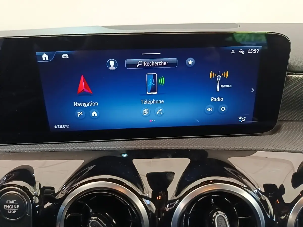 Écran tactile central de 10,25 pouces affichant navigation, téléphone et radio dans une Mercedes Classe A noire.