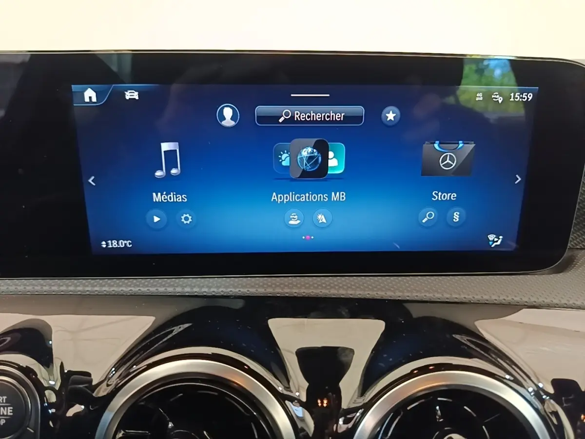 Écran tactile central 10,25 pouces de la Mercedes Classe A 250 e Business Line 2023, vue rapprochée intérieure.