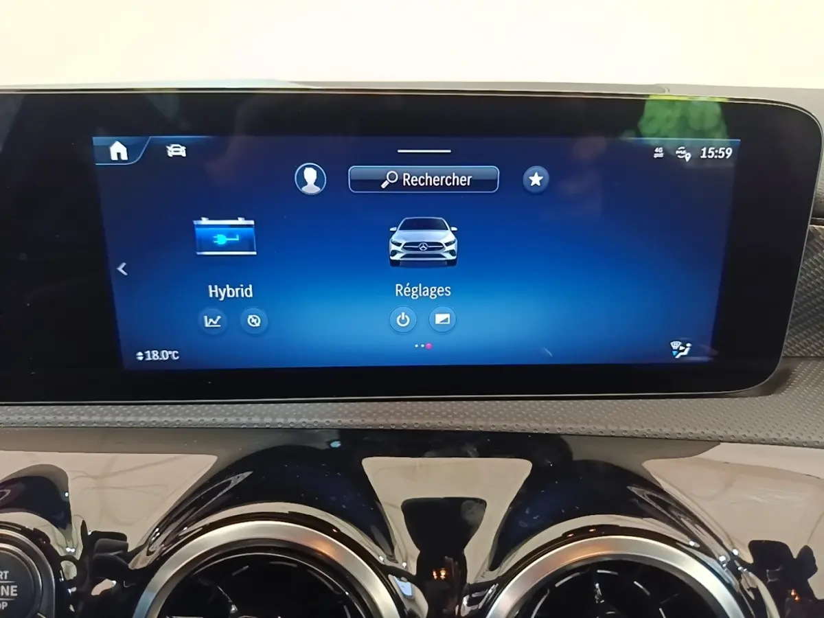 Écran tactile central affichant menu hybride et réglages sur tableau de bord noir d’une Mercedes Classe A 250 e 2023.