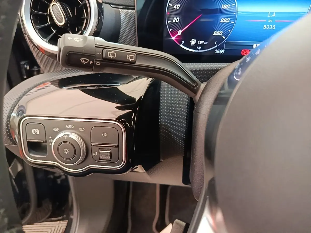 Détail du commodo et du tableau de bord noir de la Mercedes Classe A 250 e Business Line 2023.