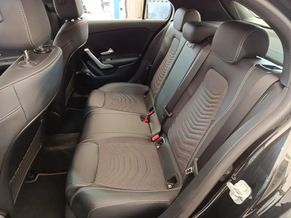 Vue côté droit de la banquette arrière noire en cuir et tissu du Mercedes Classe A 250 e Business Line 2023.