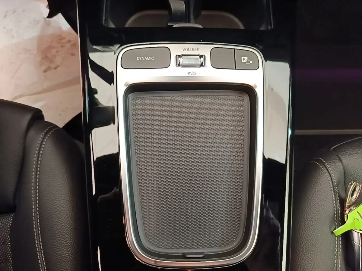 Vue plongeante sur la console centrale noire de la Mercedes Classe A 250 e Business Line 2023 avec pavé tactile et boutons fonctionnels.