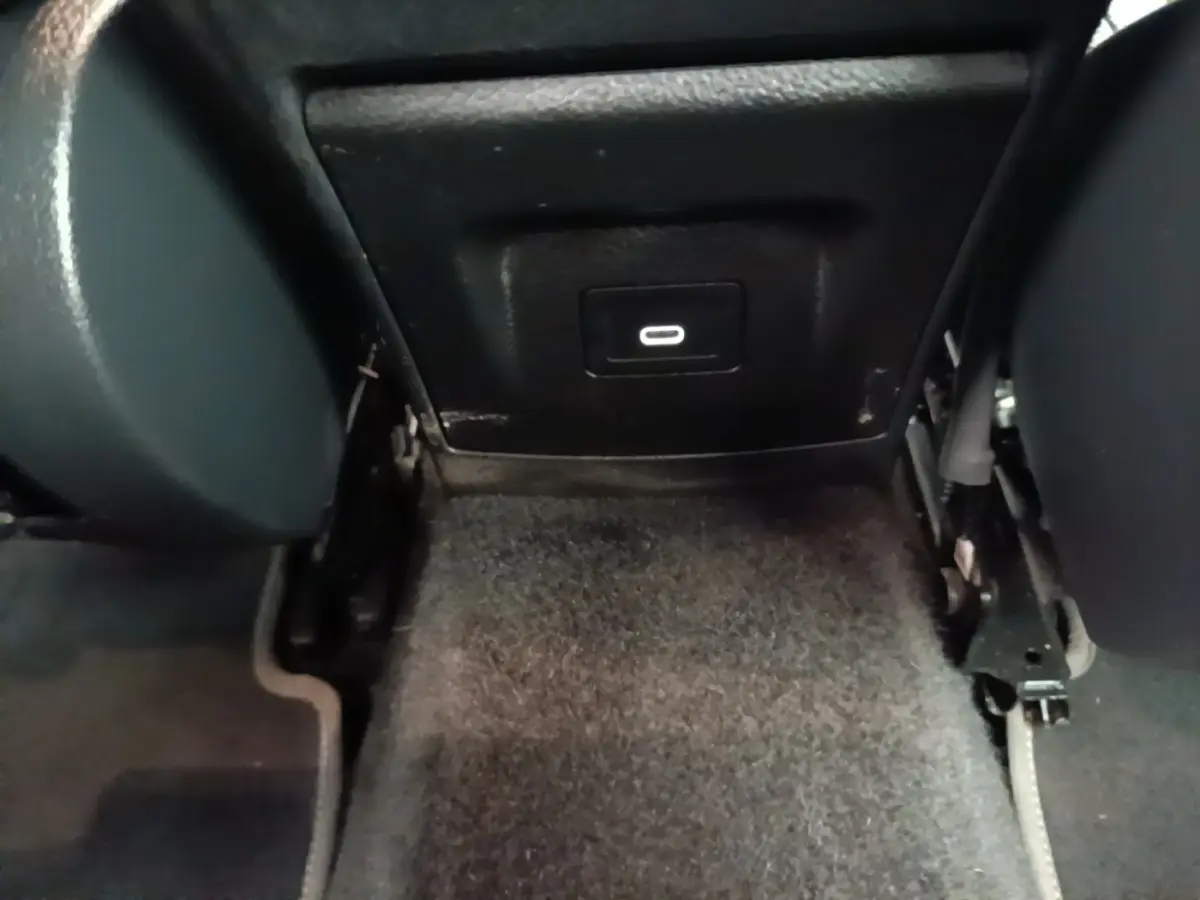 Vue rapprochée de la prise USB située à l'arrière de la console centrale dans l'habitacle noir du Mercedes Classe A 250 e.