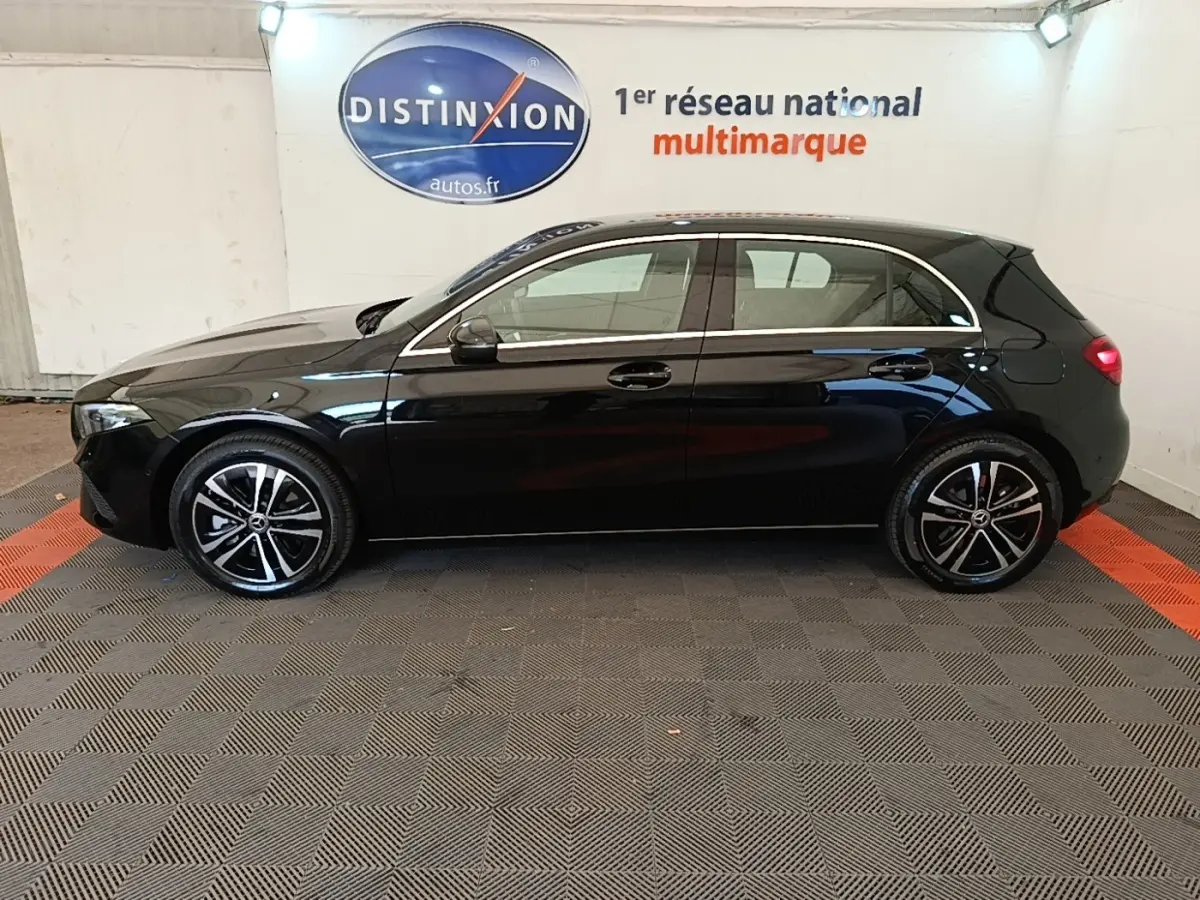 Profil latéral droit d'une Mercedes Classe A 250 e Business Line noire, avec jantes alliage et vitres teintées.
