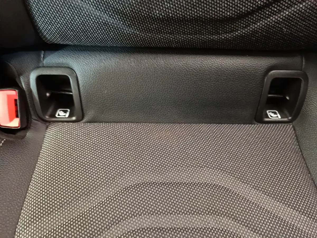 Gros plan sur la banquette arrière noire de la Mercedes Classe A 250 e avec fixations Isofix visibles.