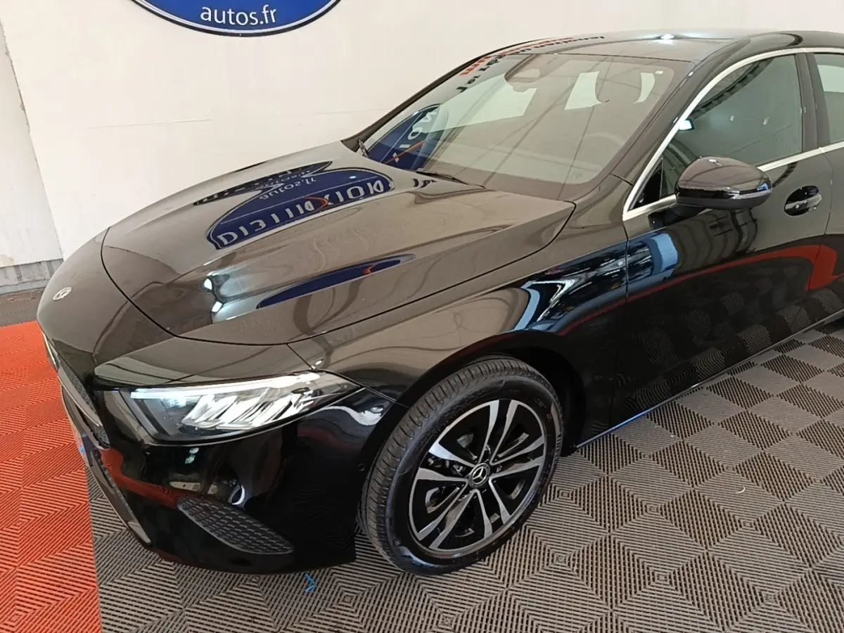 Mercedes Classe A 250 e Business Line noire vue en 3/4 avant droit, avec jantes alliage et phares LED distinctifs.