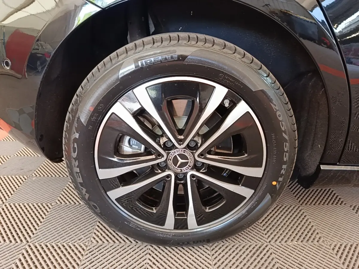 Gros plan sur la roue arrière droite noire d’une Mercedes Classe A 250 e Business Line 2023 avec jante alliage bicolore.