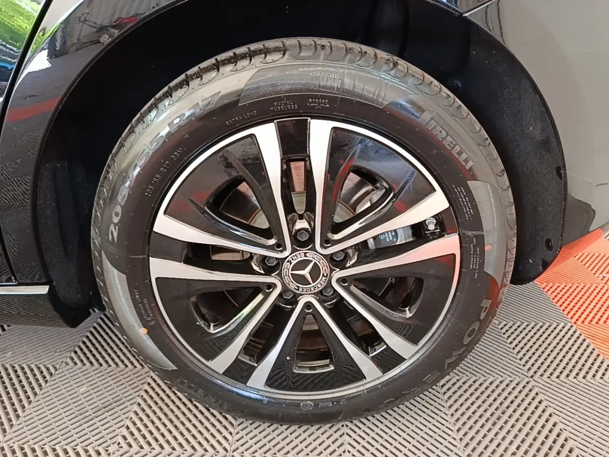 Gros plan sur la roue avant droite noire d'une Mercedes Classe A 250 e Business Line avec jante alliage bicolore.
