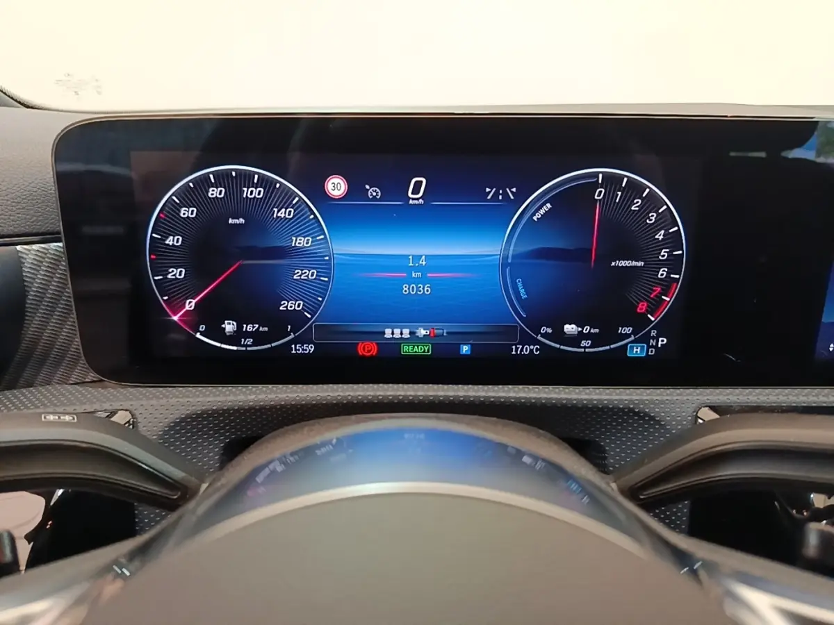 Vue rapprochée du combiné d'instruments numérique 10,25 pouces de la Mercedes Classe A 250 e Business Line 2023.