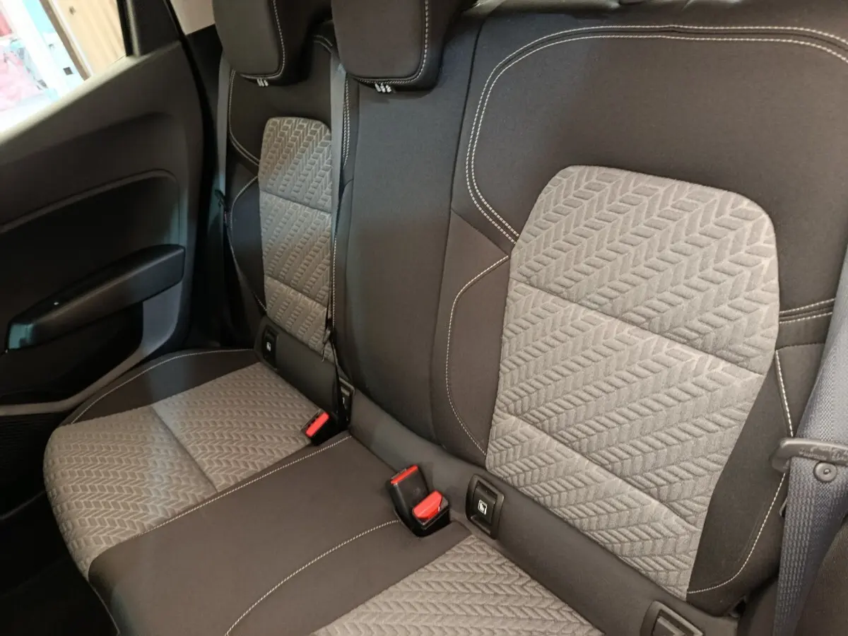 Vue intérieure de la banquette arrière grise à motifs géométriques de la Renault Clio Evolution TCe 100 GPL 2023.