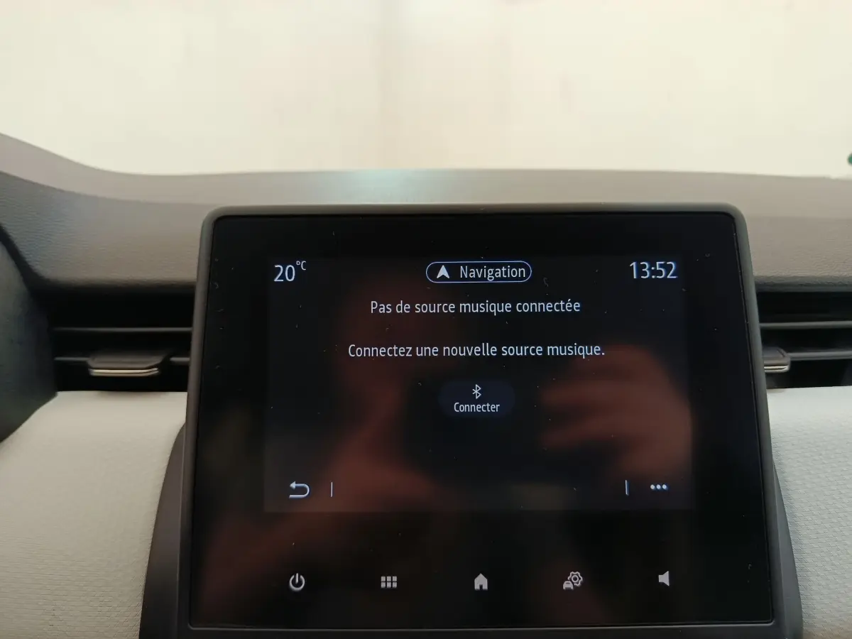 Écran tactile central de navigation et multimédia de la Renault Clio blanche, vue intérieure frontale.