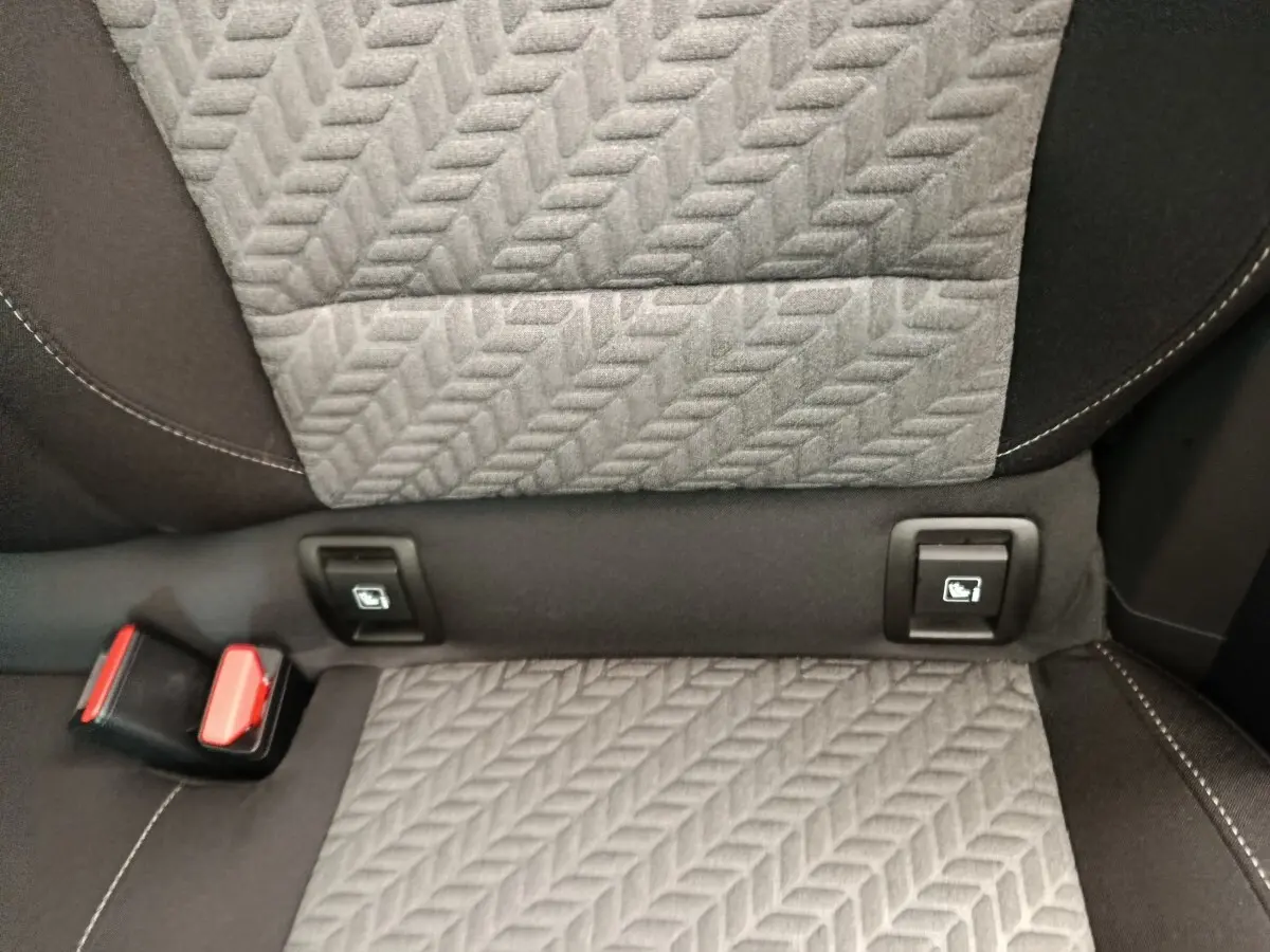 Gros plan sur la banquette arrière grise et noire de la Renault Clio Evolution TCe 100 GPL avec fixations Isofix visibles.