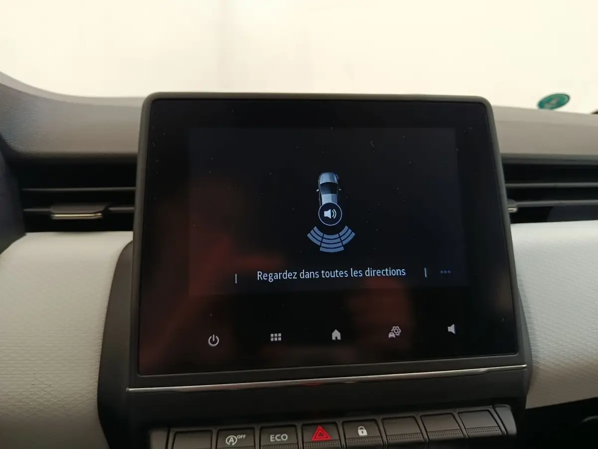 Écran tactile central de la Renault Clio Evolution TCe 100 GPL 2023, affichant l'aide au stationnement.