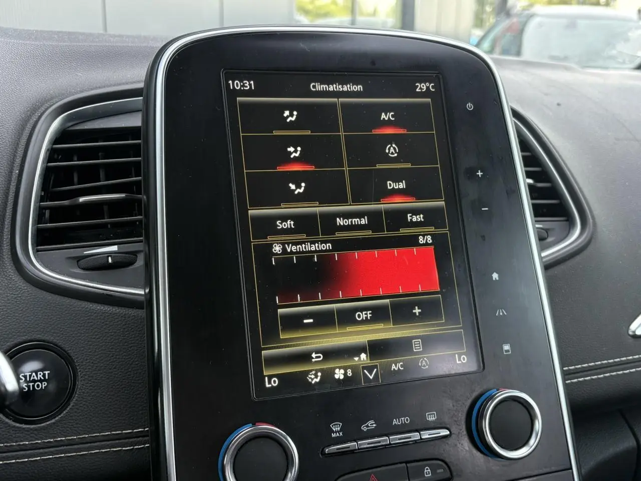 Vue rapprochée de l’écran tactile central du tableau de bord du Renault Grand Scenic IV, affichant la climatisation.