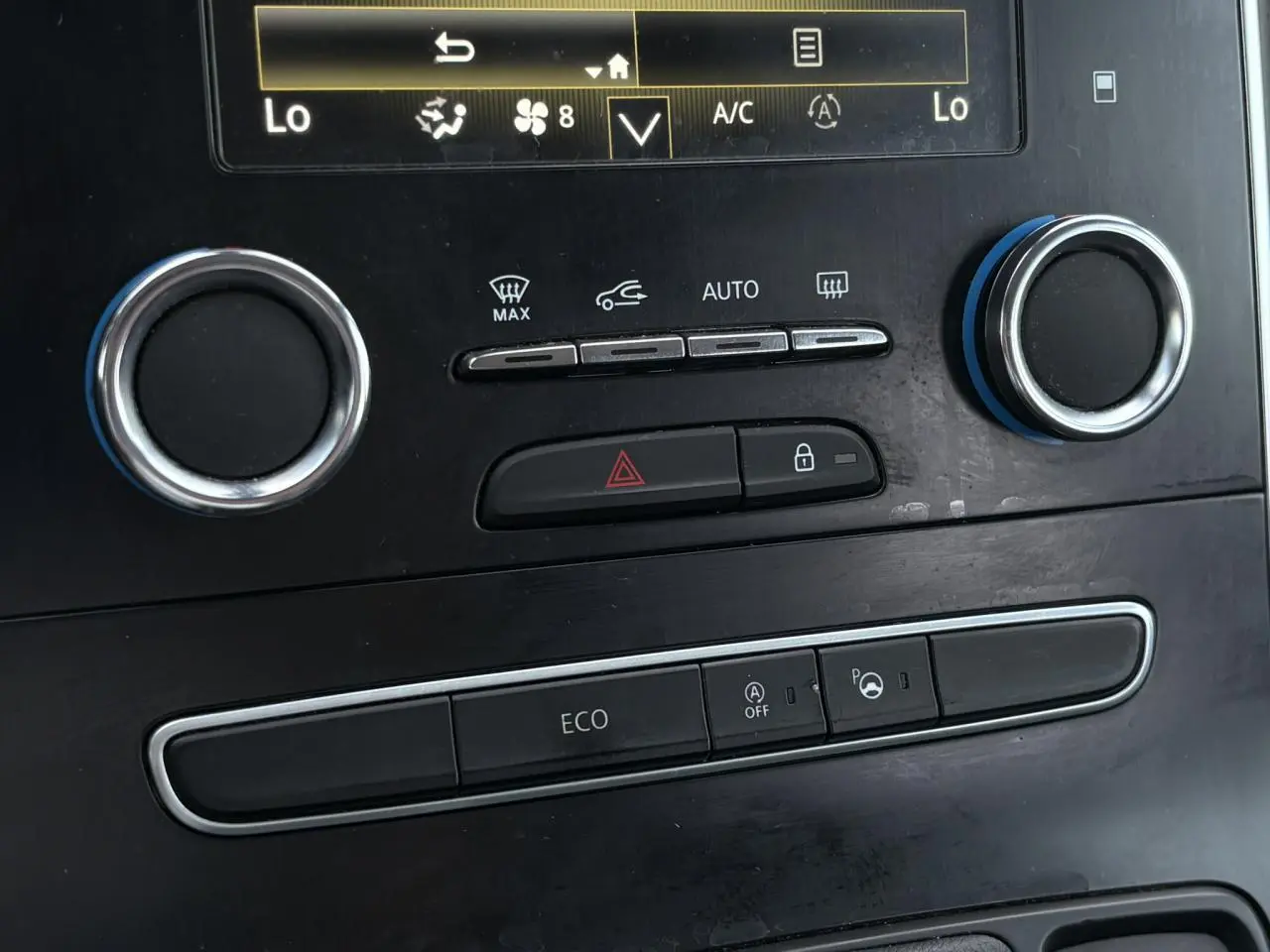 Détail de la console centrale noire du Renault Grand Scénic IV avec commandes climatisation et bouton mode Eco.