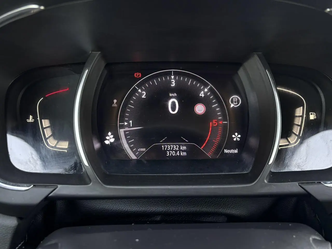 Vue rapprochée du tableau de bord numérique du Renault Grand Scenic IV, affichant la vitesse à 0 km/h et le compteur kilométrique.