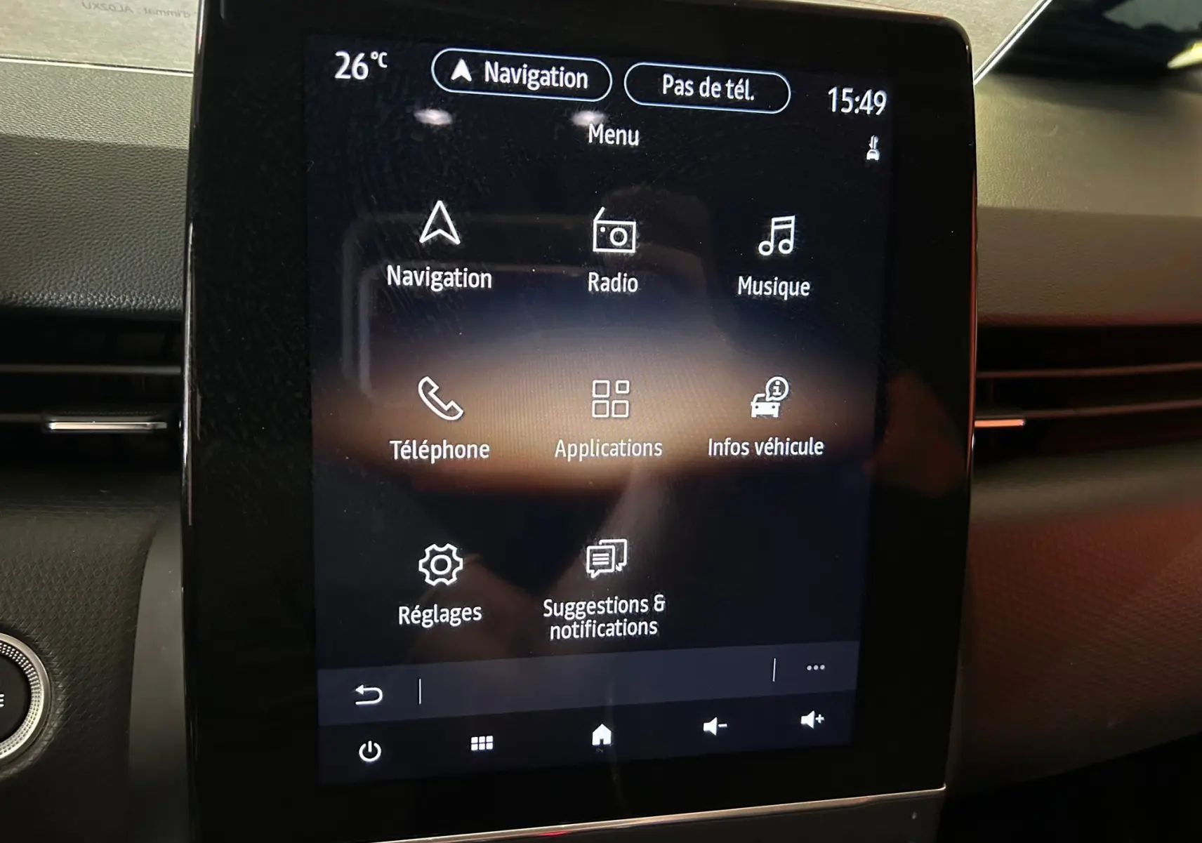 Écran tactile central de la Renault Clio V affichant le menu principal avec options de navigation et média.