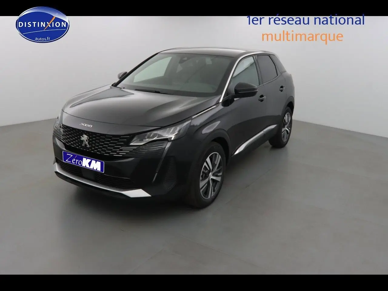 Peugeot 3008 noir perla metal en 3/4 avant droit, avec calandre distinctive et jantes alliage bicolores.