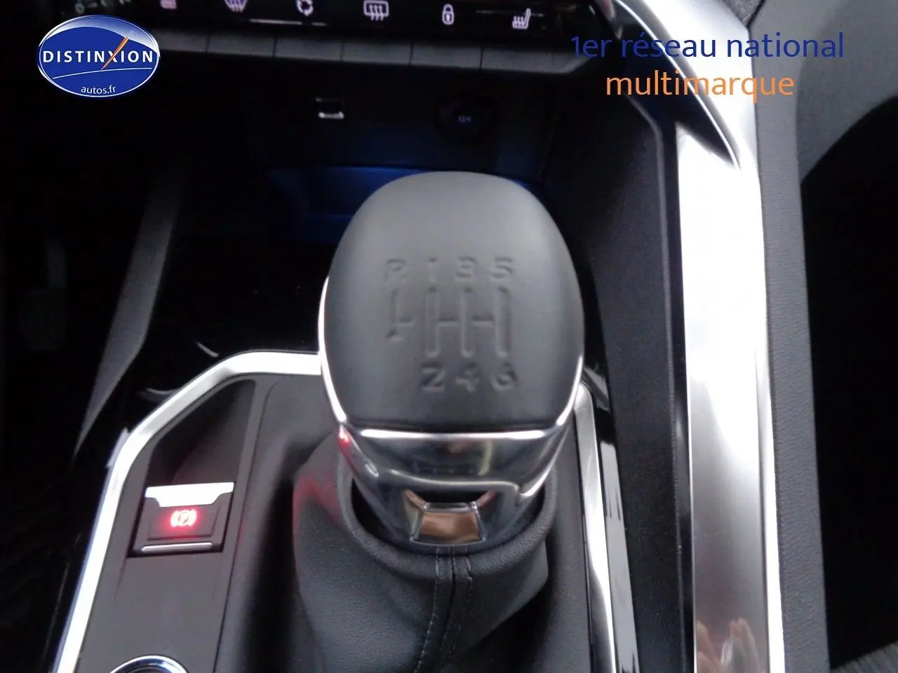 Gros plan sur le levier de vitesses manuel noir du Peugeot 3008 2023 avec coutures apparentes et éclairage ambiant.