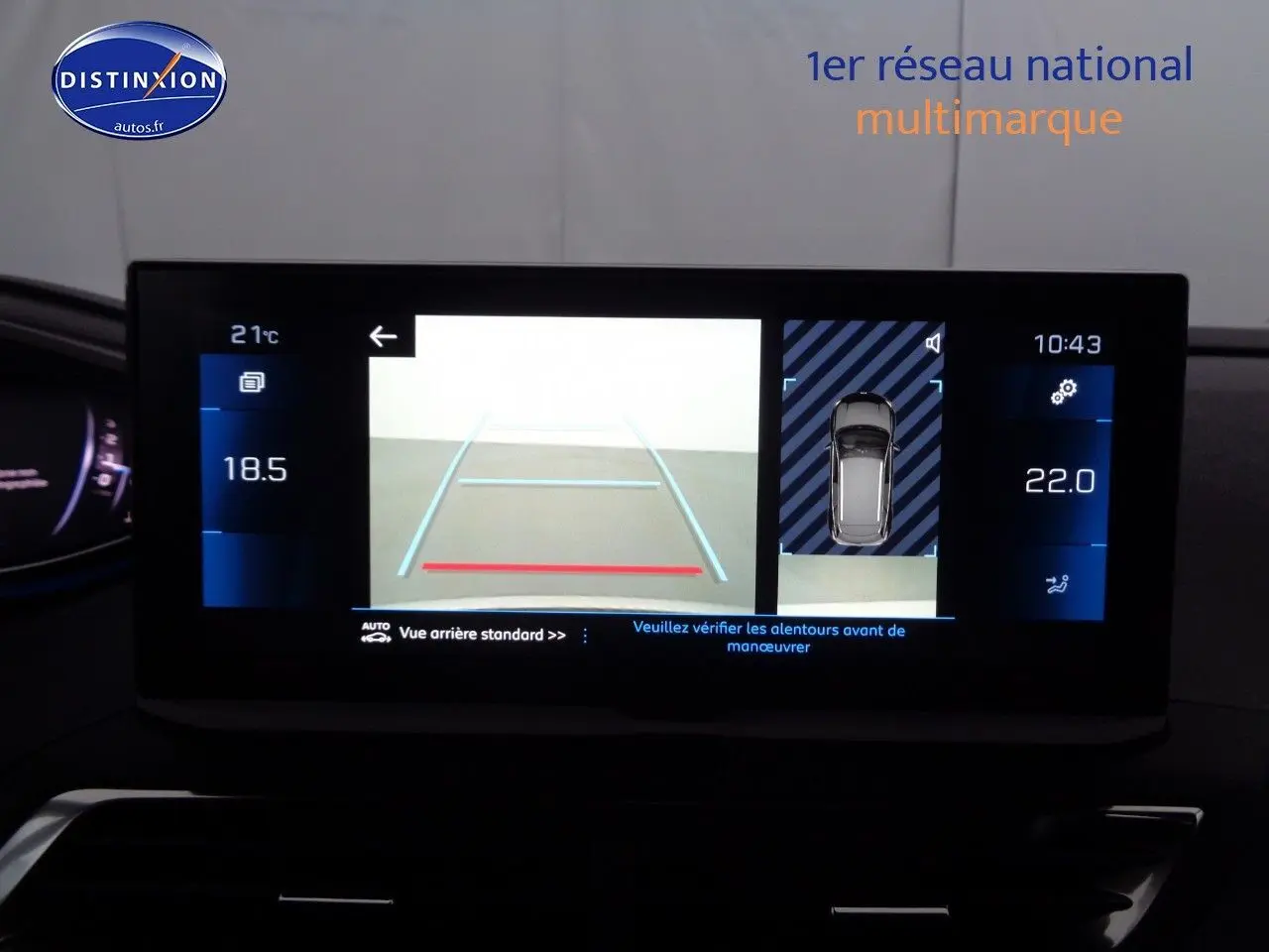 Écran multimédia affichant la caméra de recul et l'aide au stationnement du Peugeot 3008 noir perla metal.