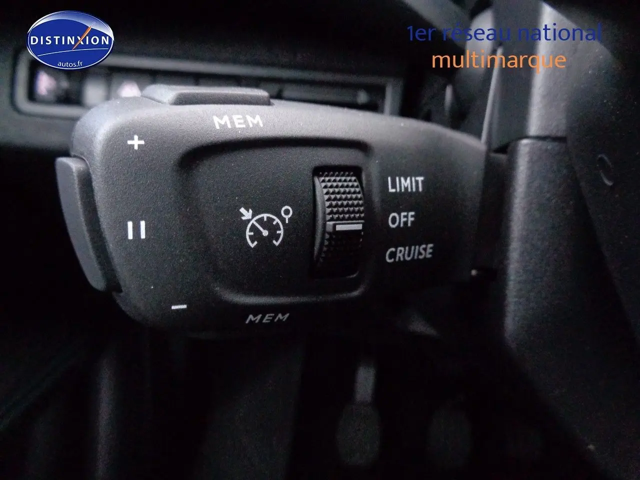 Gros plan sur la commande de régulateur de vitesse du Peugeot 3008 noir Perla Metal, avec bouton de sélection Cruise et Limit.