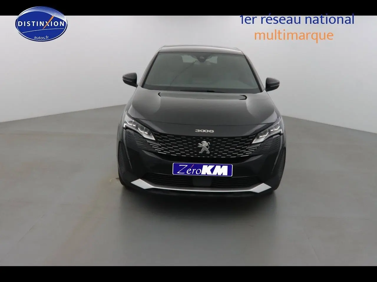Vue frontale d'un Peugeot 3008 noir perla metal 2023 avec calandre distinctive et phares LED allumés.