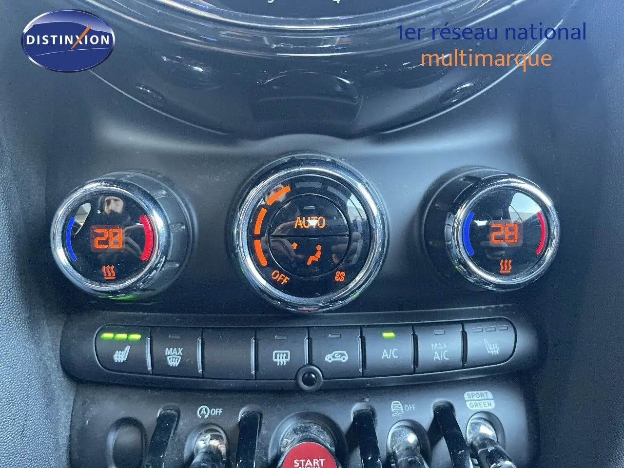 Gros plan sur la commande de climatisation digitale affichant 28°C avec réglages chauffants sur MINI Cabriolet noir 2023.