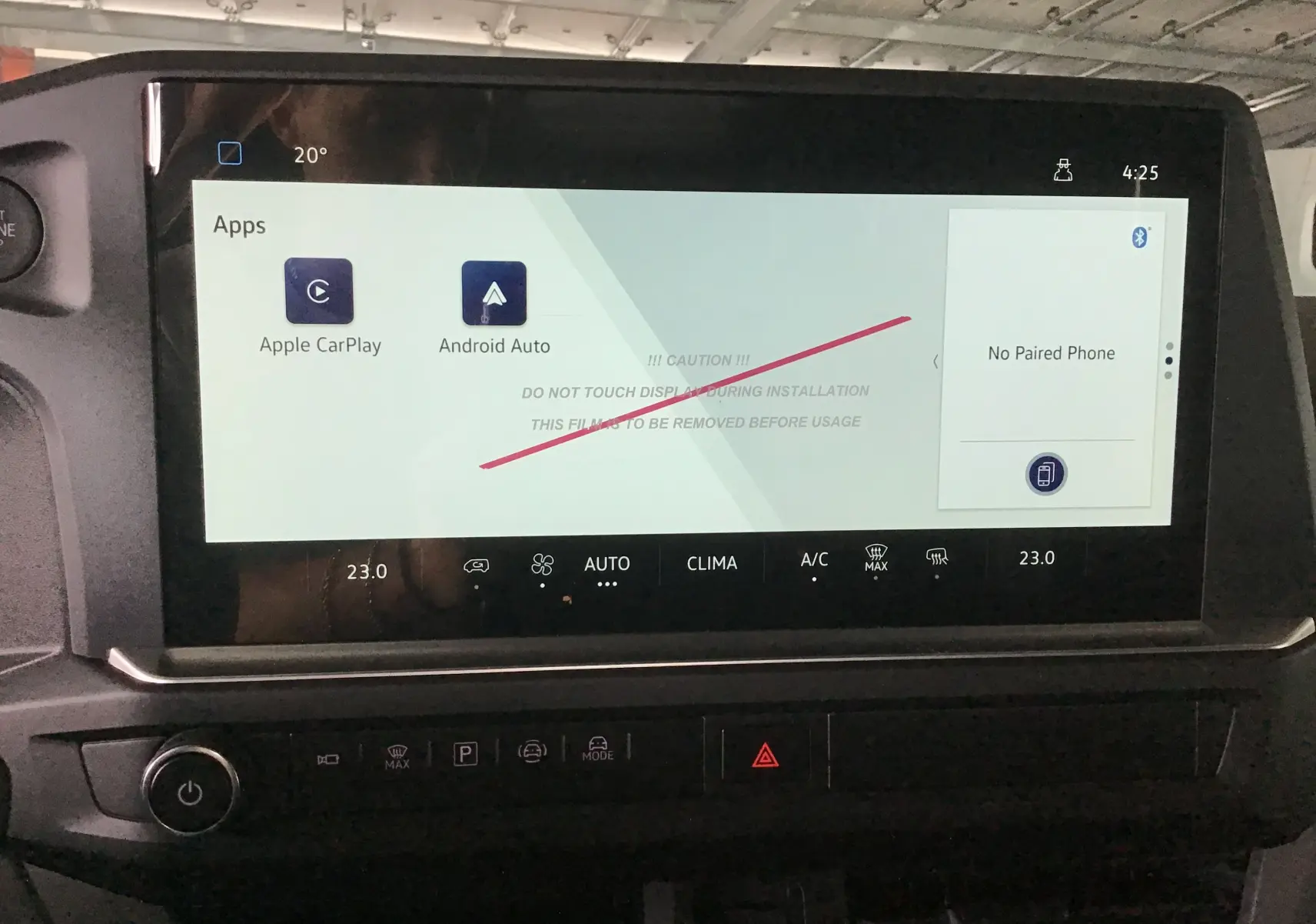 Écran tactile central du Volkswagen Transporter T7 2025 affichant Apple CarPlay et Android Auto, avec commandes climatisation visibles.