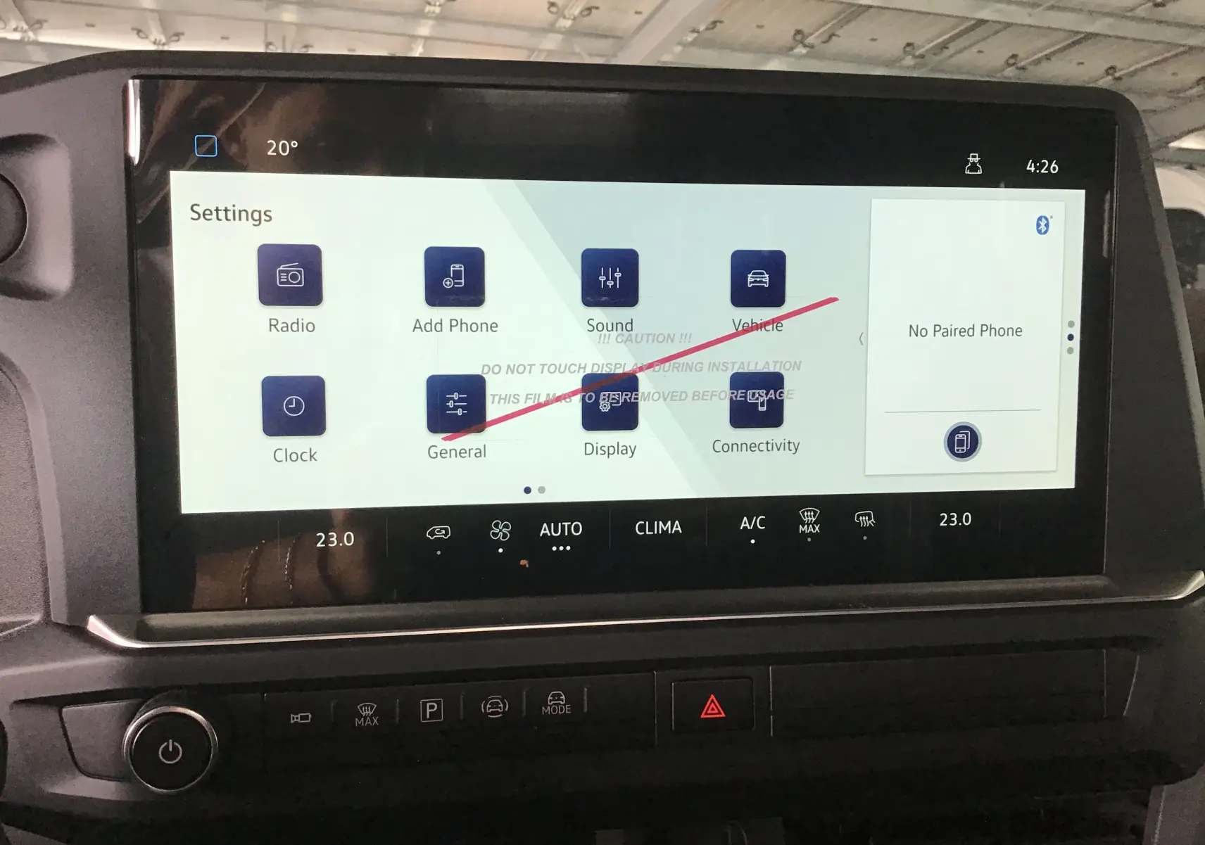 Écran tactile central du Volkswagen Transporter T7 2025 affichant le menu des réglages avec commandes climatisation en dessous.