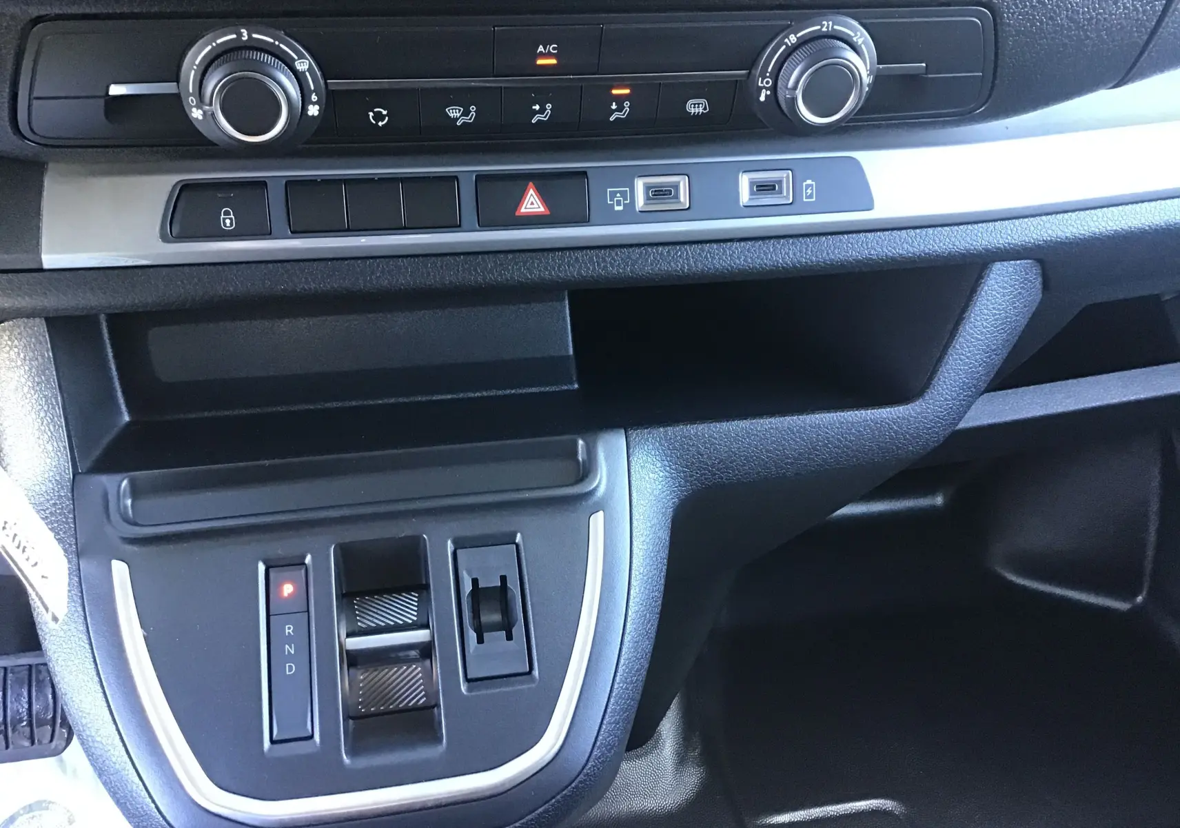 Vue rapprochée de la console centrale du Citroën Jumpy XL gris titane, avec commandes climatisation et boîte automatique.