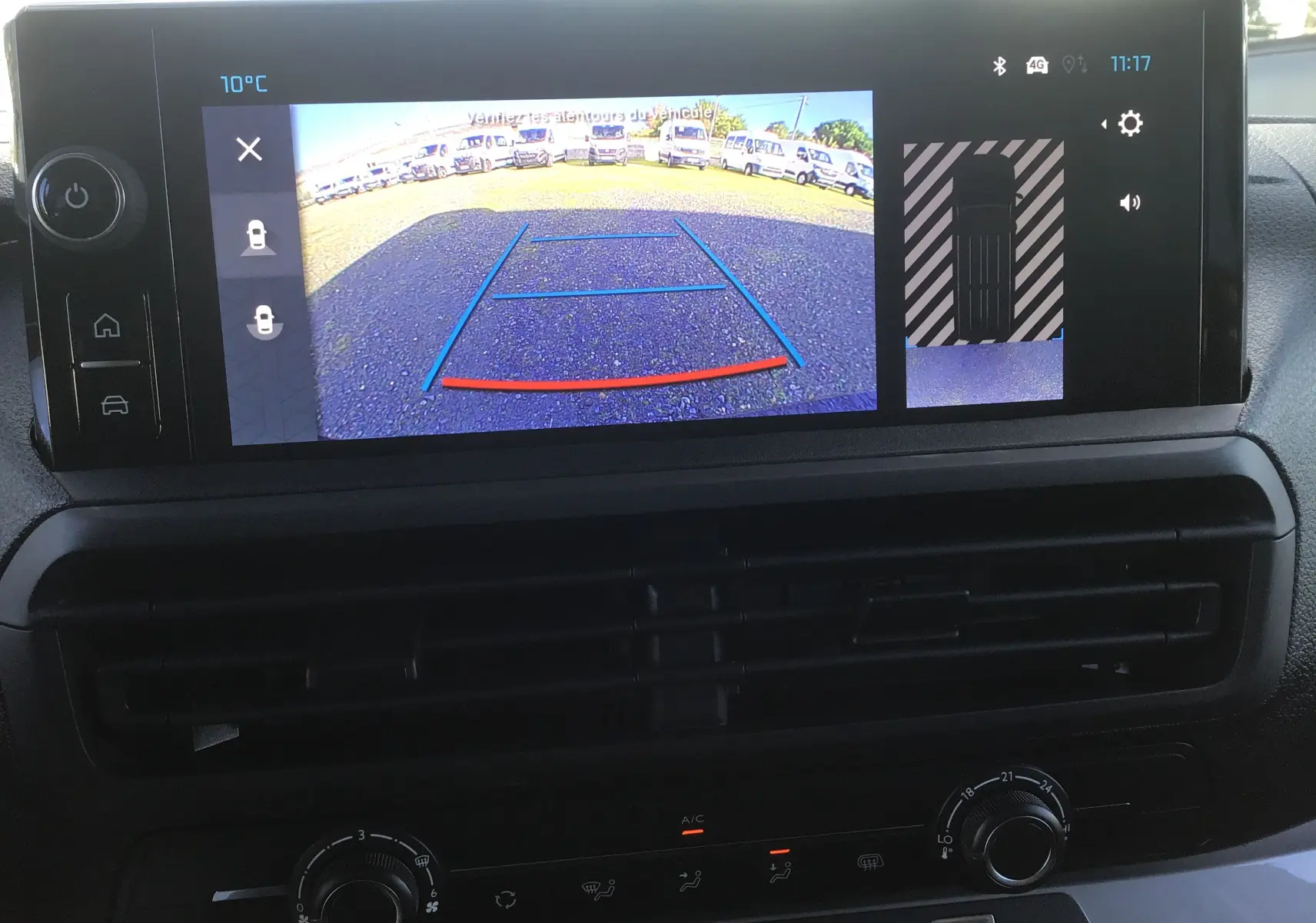 Écran de caméra de recul du Citroën Jumpy Cabine Approfondie gris titane affichant l'aide au stationnement arrière