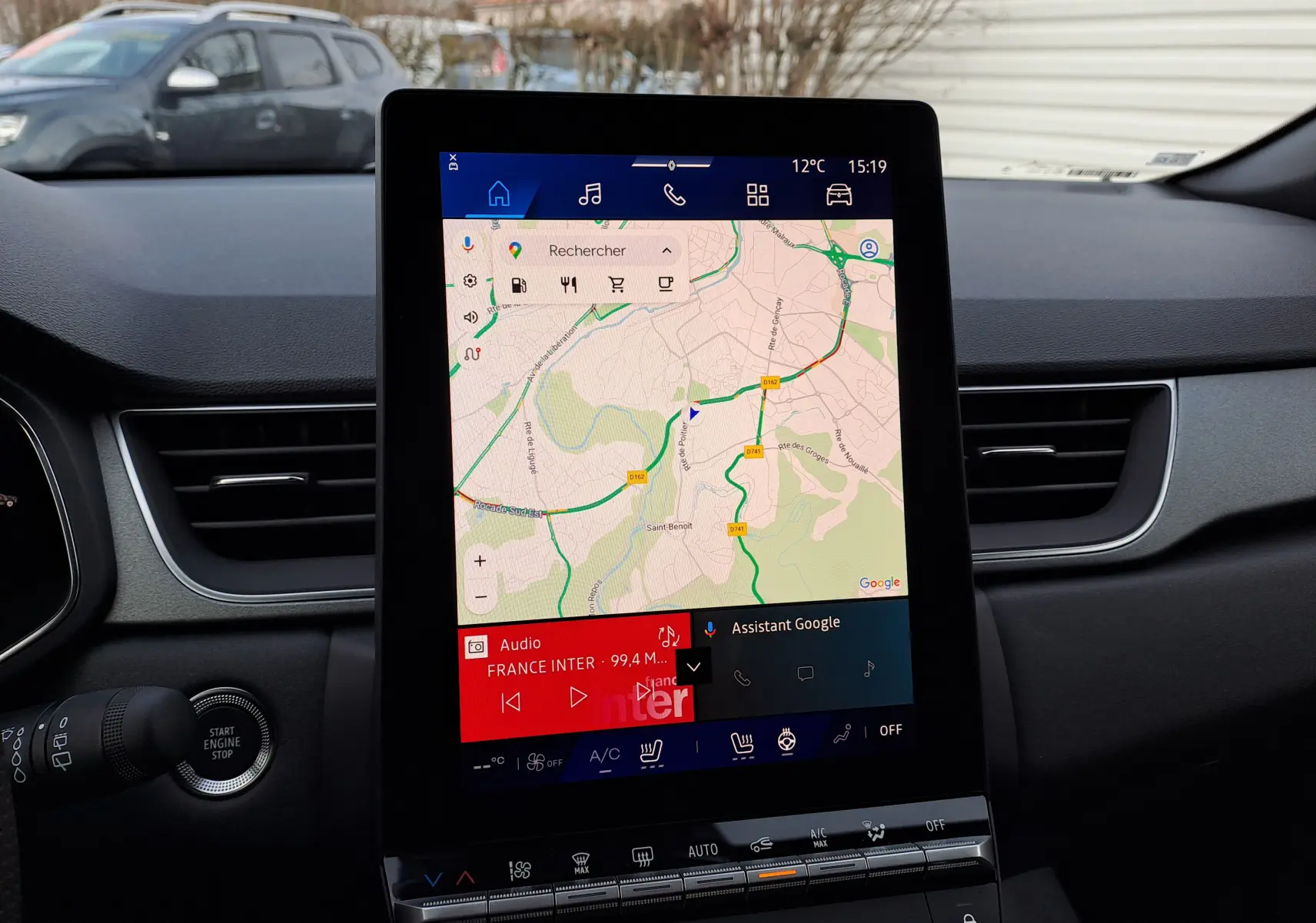 Vue rapprochée de l’écran tactile central du tableau de bord noir du Renault Symbioz gris Cassiopée, affichant la navigation GPS.