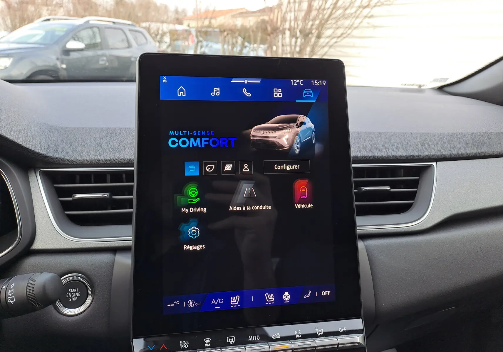 Vue intérieure centrée sur l'écran tactile du tableau de bord de la Renault Symbioz gris cassiopée, affichant le mode confort.
