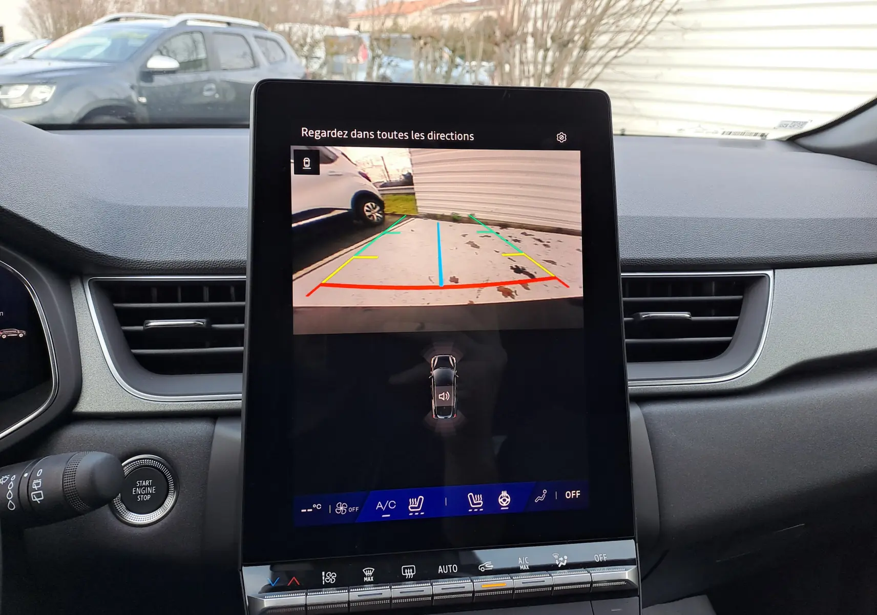 Écran central montrant la caméra de recul avec lignes de guidage, intérieur noir du Renault Symbioz gris Cassiopée.