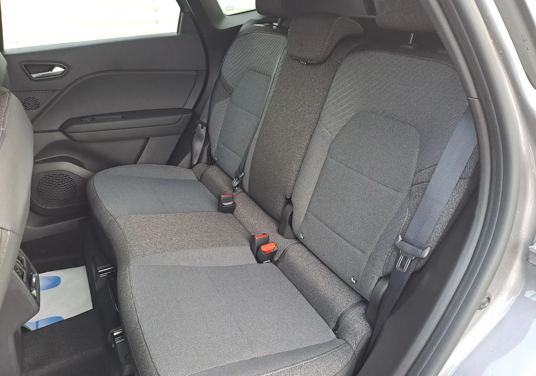 Vue intérieure côté droit des sièges arrière gris foncé du Renault Symbioz MILD HYBRID 140CH TECHNO 2025.