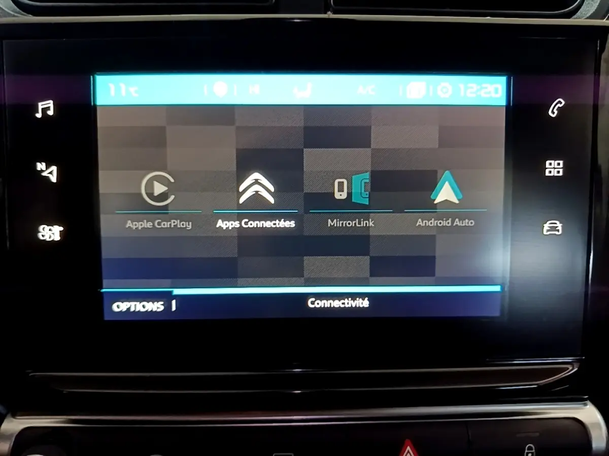 Écran tactile central affichant les options Apple CarPlay, MirrorLink et Android Auto dans une Citroën C3 2017.