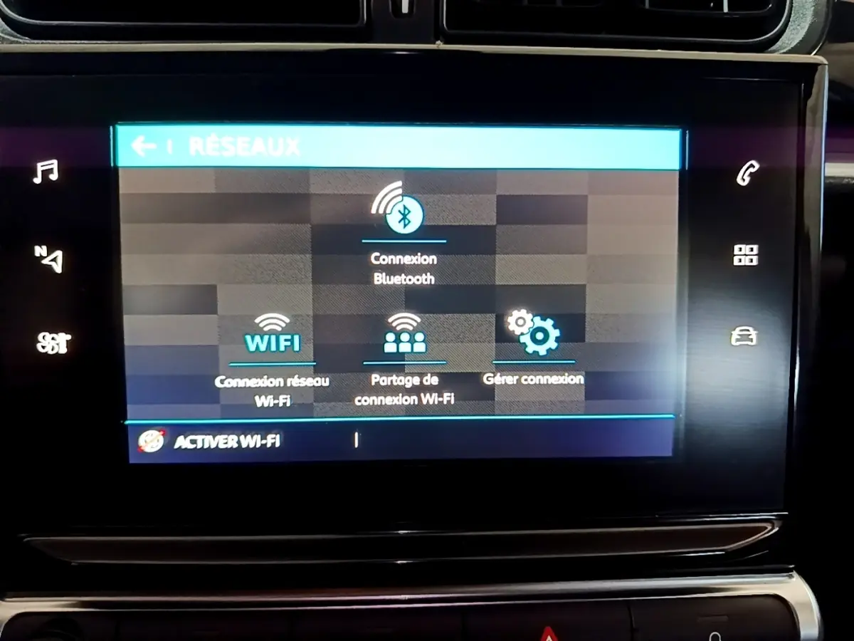 Écran tactile central de la Citroën C3 bleu 2017 affichant les options de connexion Bluetooth et Wi-Fi.