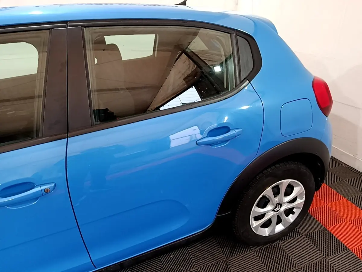 Vue latérale côté droit d'une Citroën C3 bleu vif, mettant en valeur la porte arrière et la roue avec jante argentée.