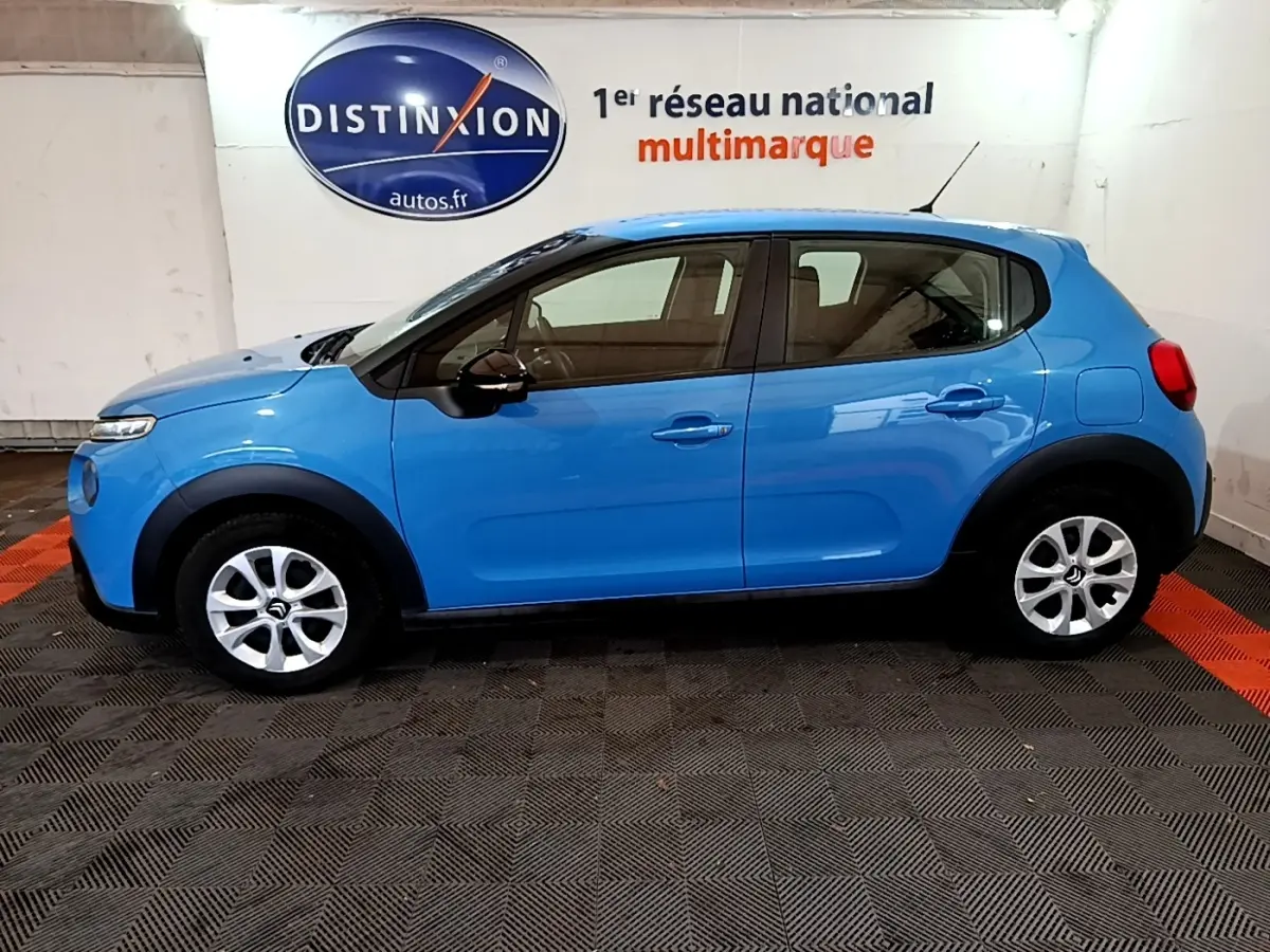 Profil droit d'une Citroën C3 bleu vif de 2017, avec jantes argentées et rétroviseurs noirs contrastants.