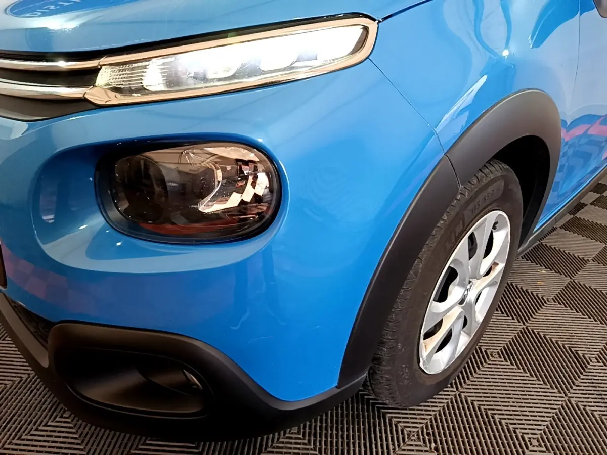 Gros plan sur l'avant droit bleu d'une Citroën C3 2017 avec phares LED et antibrouillards intégrés.