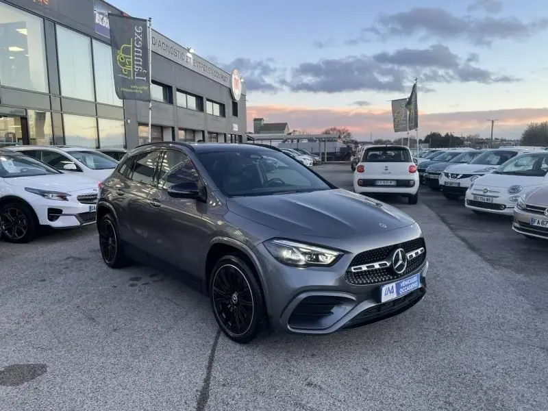 Mercedes GLA 250 e AMG Line gris foncé métal en 3/4 avant droit, avec jantes noires et calandre distinctive AMG.