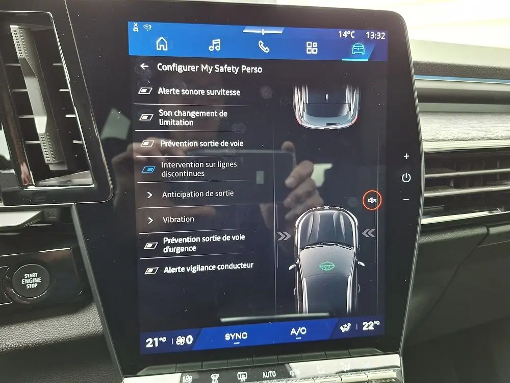Écran tactile central du Renault Austral gris schiste 2025 montrant les réglages d’aide à la conduite en intérieur.
