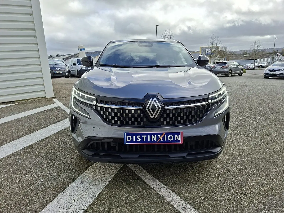 Vue frontale d'un Renault Austral gris schiste avec calandre à damier et phares LED distinctifs.
