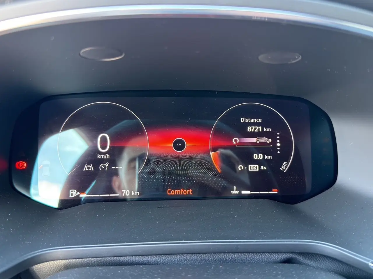 Tableau de bord numérique du Renault Captur TCE 90 Techno 2024 affichant 8721 km, mode Confort et vitesse 0 km/h.